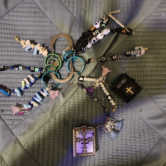 Jewlery,:bracelets,necklaces,chokers,keychains - Picture 3 of 14